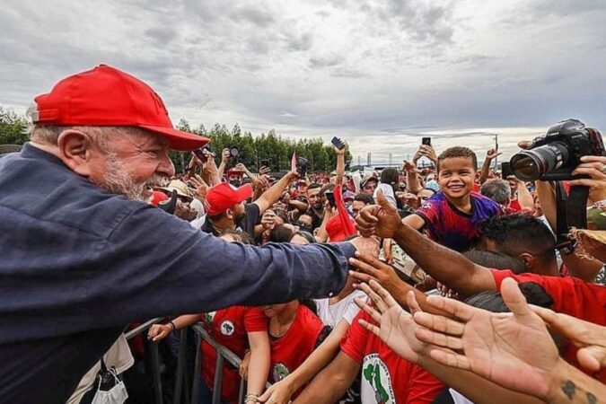 Lula visita acampamento do MST em Minas Gerais para anunciar reforma agrária