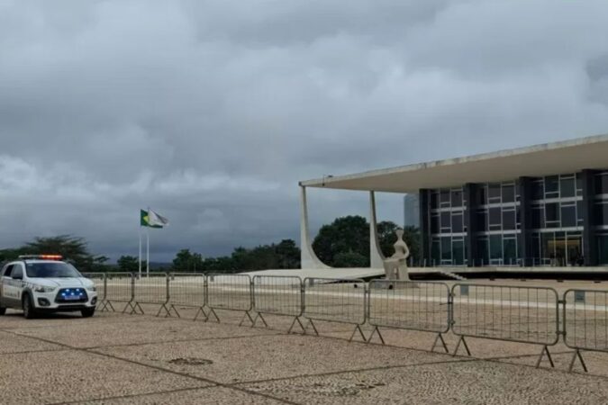 Homem preso após tentativa de invasão ao STF com bomba caseira.