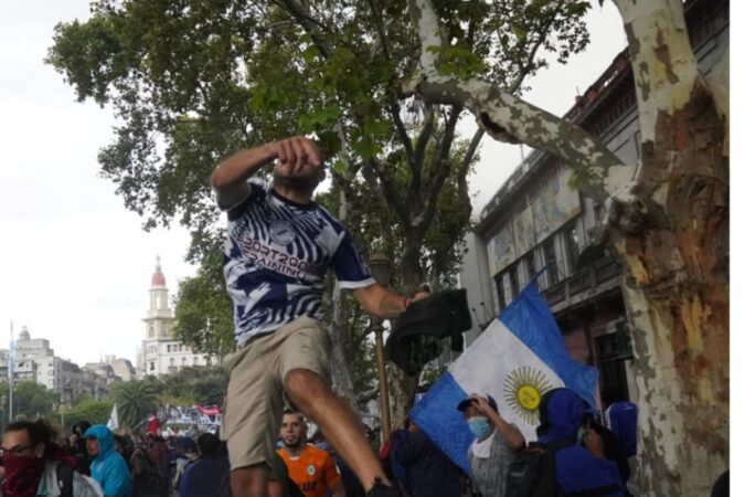 Repressão violenta a aposentados marca novos protestos contra Milei na Argentina