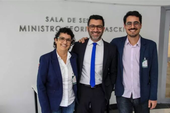 Léa Medeiros (presidente estadual do PSOL-SC), Rodrigo Sartoti (advogado e membro da executiva estadual do PSOL-SC) e Leonel Camasão (atual vereador e presidente municipal do PSOL na época da ação). Foto: Divulgação/PSOL