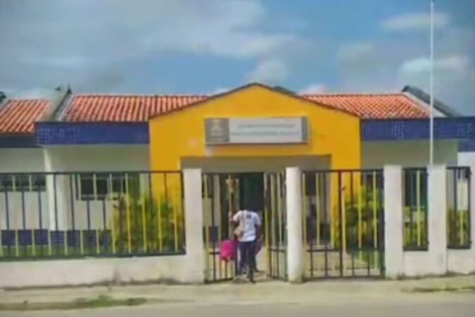 Crianças expostas ao sol em creche de Simões Filho 1: falta de professores gera descaso