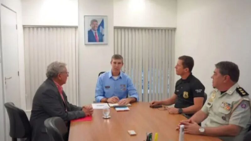 Prefeito Luiz Caetano e secretário Marcelo Werner discutem segurança pública em Camaçari.