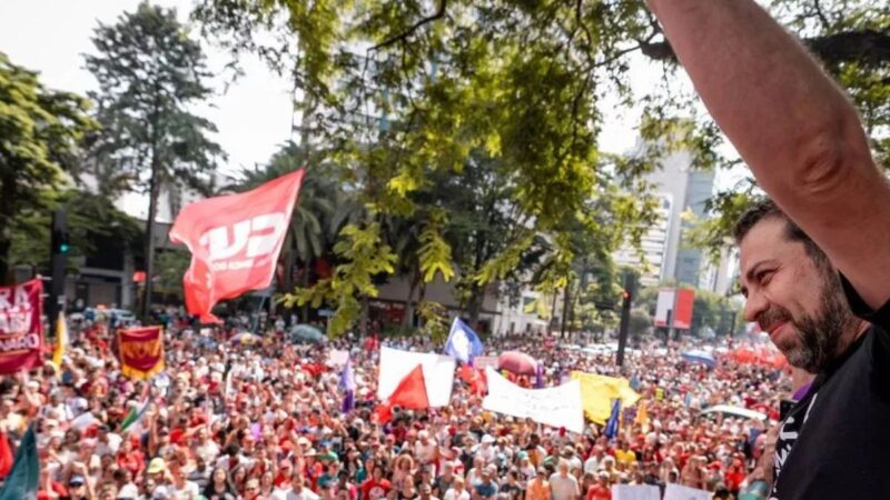 Manifestantes marcham contra anistia em São Paulo.