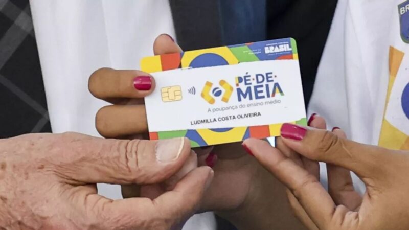 Estudantes recebendo incentivo matrícula Pé-de-Meia.