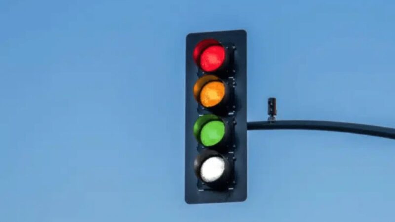 Semáforo com quarto sinal luz branca em pesquisa.