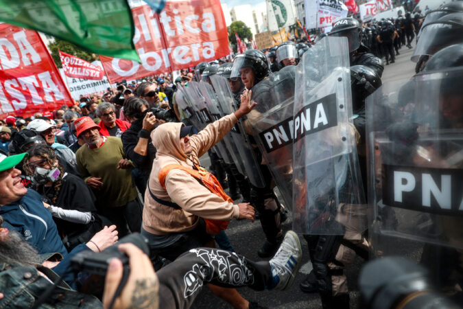 Manifestantes protestam contra o governo Milei em Buenos Aires.