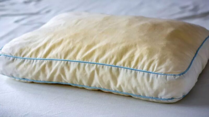 Dormir mal? Saiba os riscos de travesseiros velhos