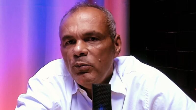 Vereador Genivaldo Lima fazendo denúncia compra irregular terrenos Simões Filho