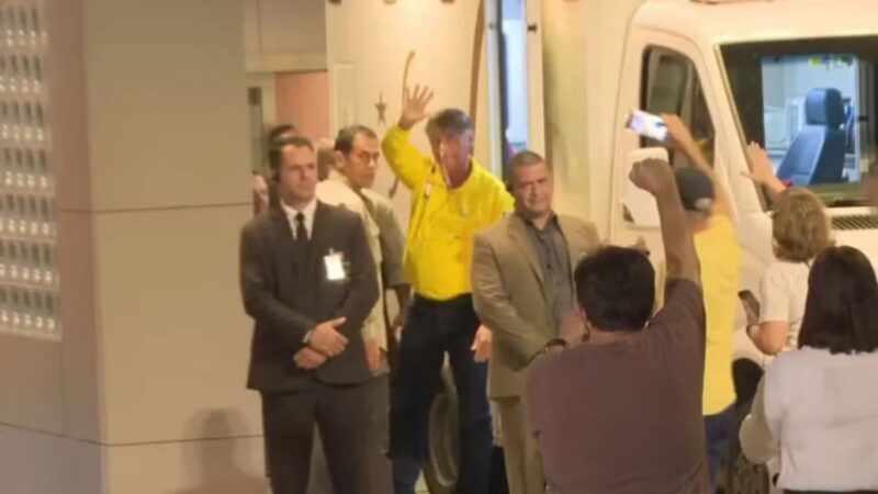 Cirurgia de Jair Bolsonaro termina após 12 horas; saúde segue estável