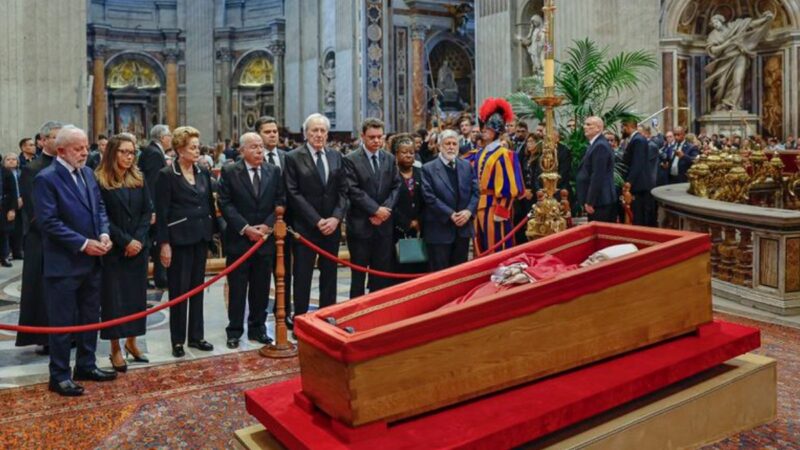 Lula participa do funeral do Papa Francisco e presta homenagem na Basílica de São Pedro