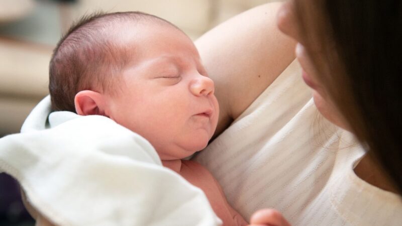 Popularidade dos bebês reborn levanta alerta sobre saúde mental