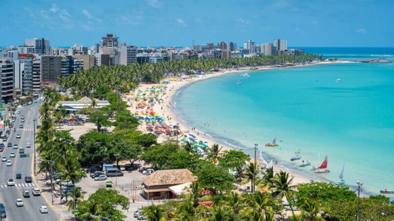 Enquanto Simões Filho alaga, vereadores aliados curtem sol e praia em Maceió