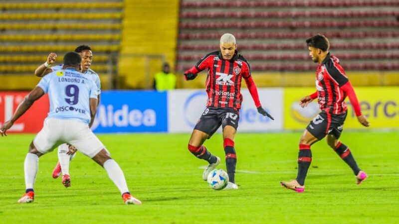 Vitória falha feio, perde no Equador e cai na Sul-Americana