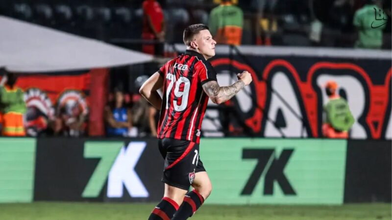 Com um a menos, Vitória vence o Vasco de virada com dois gols de Renato Kayzer e sai do Z-4