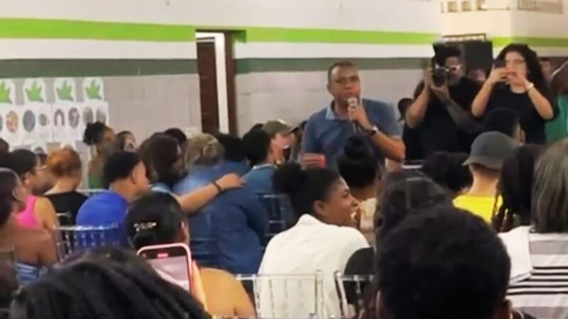 Prefeito de Simões Filho é vaiado durante lançamento de programa