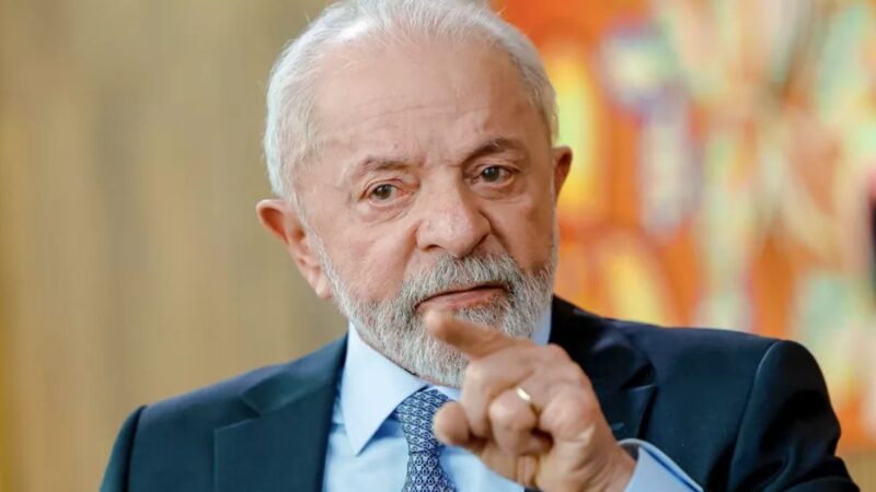 Lula chamou Bolsonaro de fujão, criticou Eduardo por articulações com Trump e reafirmou confiança na Justiça sobre as investigações de golpe.