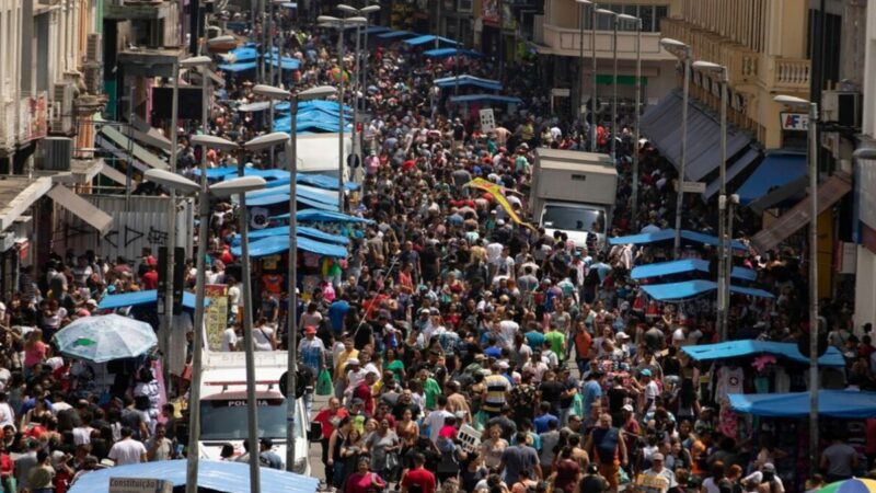 Imagem da Rua 25 de Março com destaque para comércio popular em São Paulo