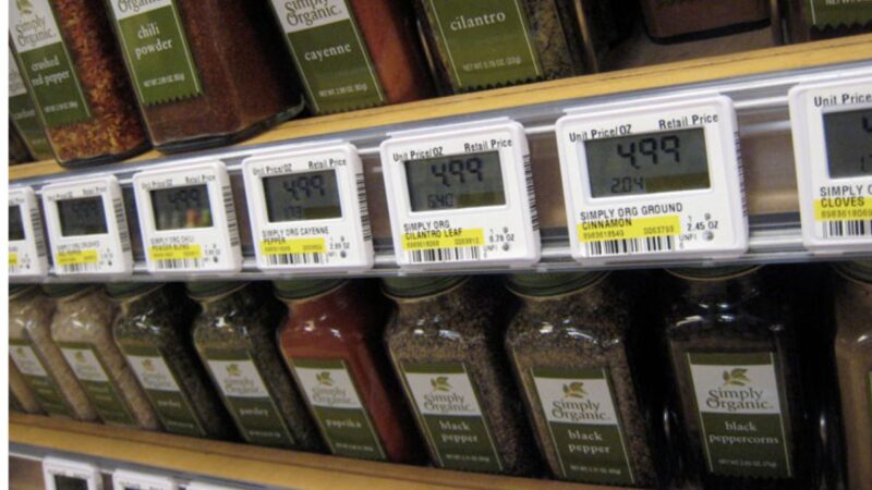 Etiqueta digital em prateleira de supermercado com preço alterado automaticamente