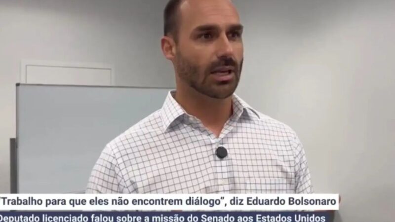 Eduardo Bolsonaro em evento nos EUA, criticando missão brasileira e defendendo sanções