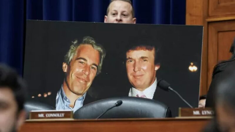 Documentos do caso Epstein citam Donald Trump diversas vezes. A revelação, confirmada pelo Departamento de Justiça, amplia a pressão por transparência com a proximidade das eleições nos EUA.