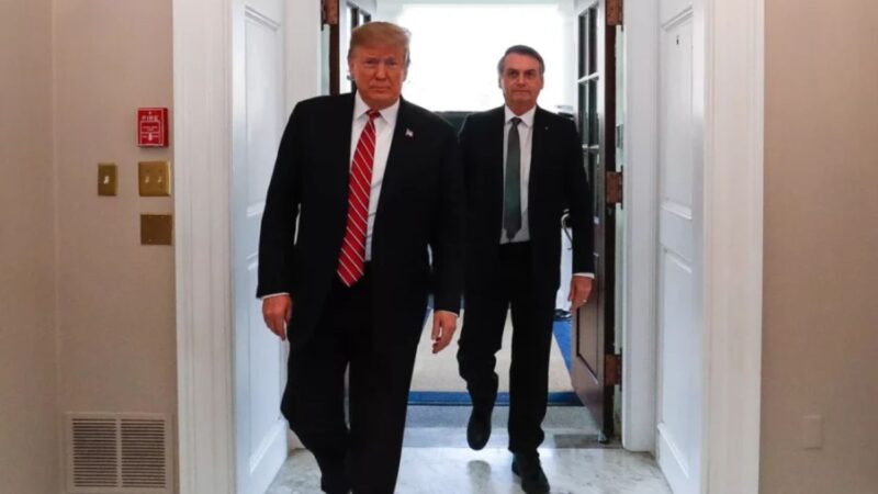 imagem mostra Jair Bolsonaro e Donald Trump lado a lado durante evento oficial, simbolizando aliança política