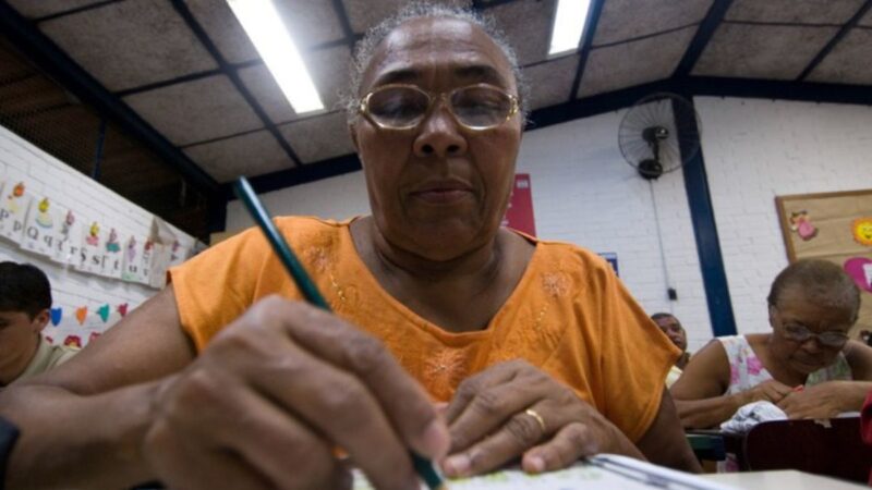 Alunos participando de aula técnica do EJA em escola pública de Simões Filho