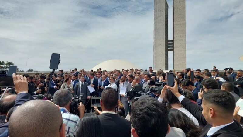 Parlamentares bolsonaristas bloquearam votações no Congresso após prisão de Bolsonaro. Oposição exige anistia, fim do foro e impeachment de Moraes.