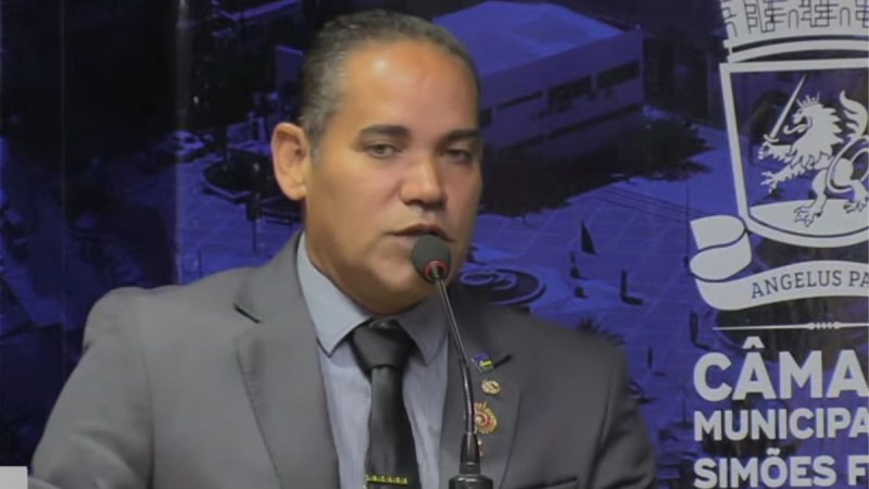 Bombeirto MOta denuncia Lixo acumulado em frente a casas após coleta em Simões Filho