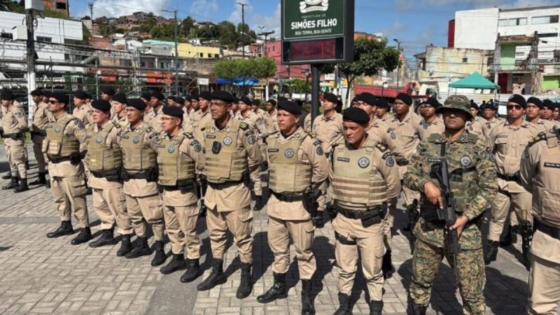 Policiais concentrados na Praça da Bíblia em Simões Filho durante a Operação Força Total