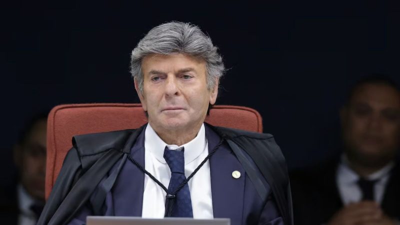 Ministro Luiz Fux durante julgamento de Bolsonaro no STF, mostrando divergências internas da Corte