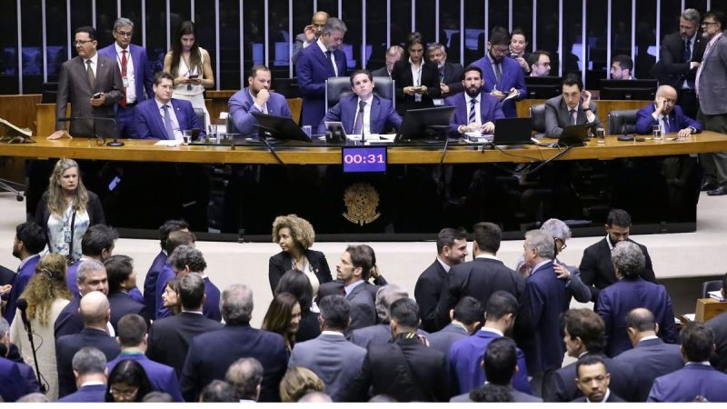 Vitória do povo: Câmara aprova isenção do IR até R$ 5 mil e enfrenta resistência do Centrão e da extrema direita.