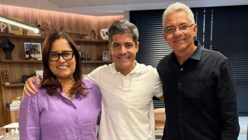 ACM Neto abraçado com Kátia Oliveira e Dinha em contexto político, rumores sobre eleições 2026 na Bahia