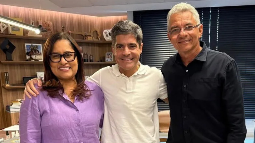 ACM Neto abraçado com Kátia Oliveira e Dinha em contexto político, rumores sobre eleições 2026 na Bahia