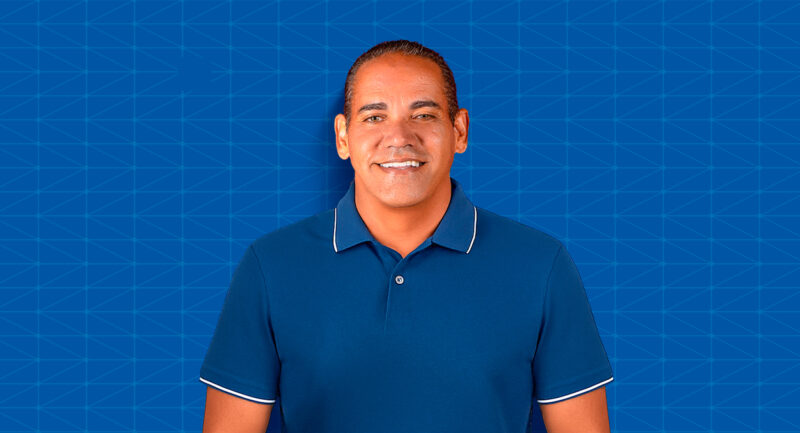 Bombeiro Motta veste azul em apoio à campanha Novembro Azul sobre prevenção ao câncer de próstata