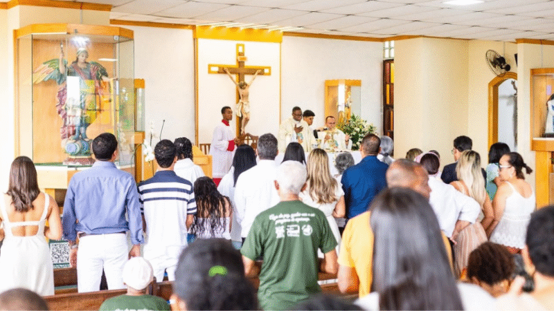 Igreja lotada durante missa de aniversário de Simões Filho sem presença do prefeito e vereadores