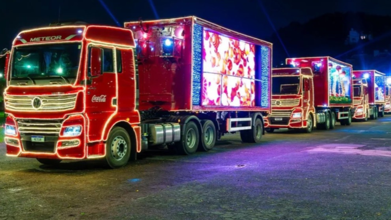 caravana iluminada coca cola simões filho passando pelas ruas da cidade