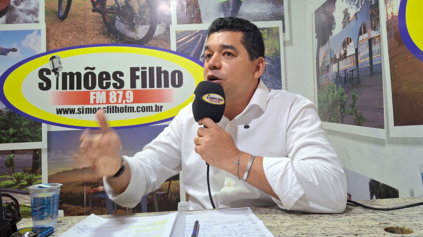 Ferdnand Andrade comenta possível mudança de alinhamento político em Simões Filho durante entrevista em rádio local.