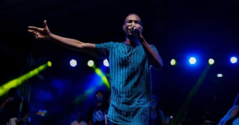 Público acompanha apresentações da Semana da Cultura Gospel na Praça da Bíblia durante programação musical noturna.