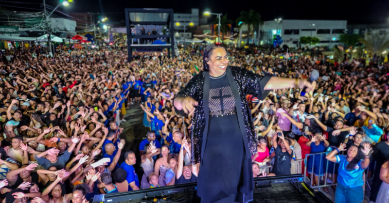 Público acompanha apresentações musicais durante a Semana da Cultura Gospel na Praça da Bíblia