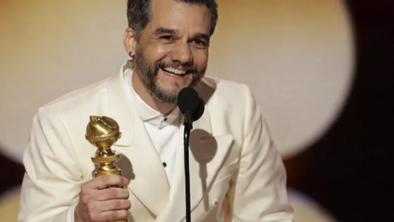 Wagner Moura segura o troféu de melhor ator em filme de drama durante cerimônia do Globo de Ouro 2026