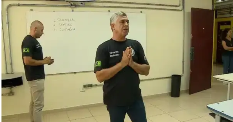 Quadro branco em sala de aula com as palavras "descançar" e "continêcia" escritas de forma incorreta durante atividade escolar.