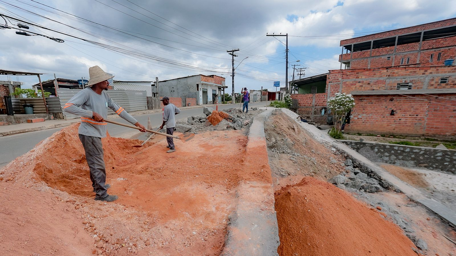 Obras de contenção de encosta com estruturas de estabilização sendo executadas em área urbana