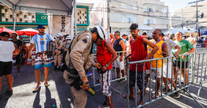 Policiais militares realizam abordagem em portal de segurança no acesso ao Furdunço, em Salvador