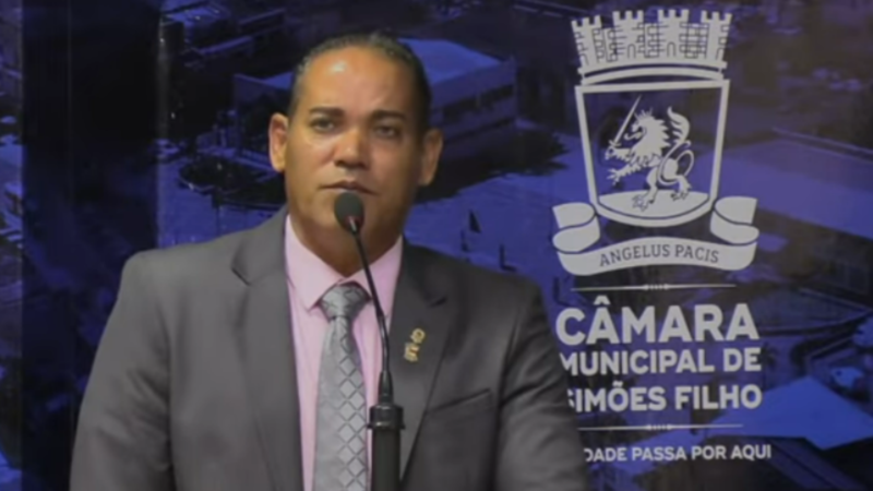 Vereador Bombeiro Motta durante sessão extraordinária de 2026 que aprovou projeto educacional