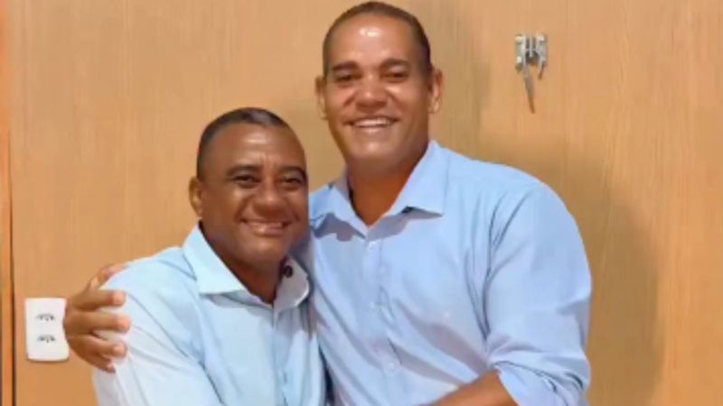 Vereador Bombeiro Motta ao lado do prefeito Del Soares após anunciar apoio político em Simões Filho