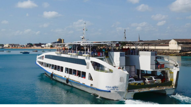 Ferry-boat realiza travessia entre Salvador e Itaparica durante operação especial de feriado