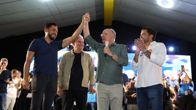 João de Furão discursa em evento de lançamento de pré-candidatura com lideranças políticas