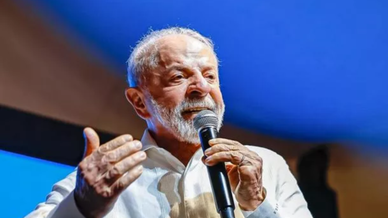 Lula durante reunião ministerial falando sobre política e eleições