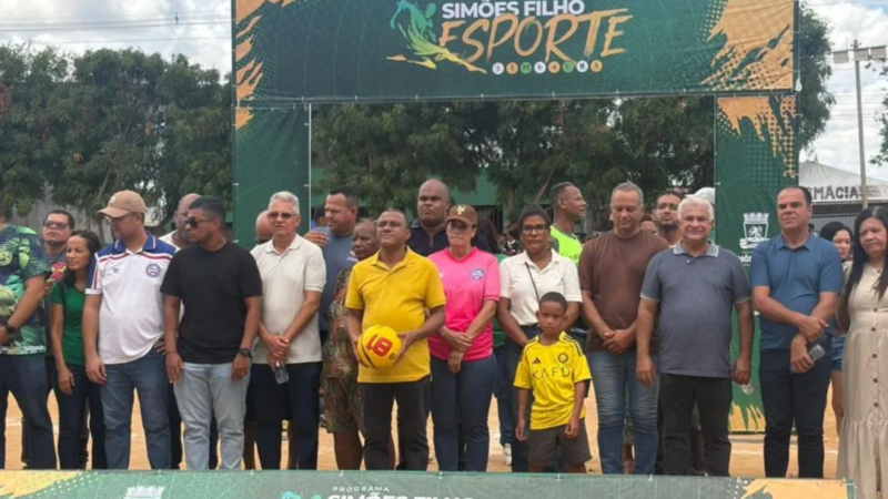 Prefeito Del Soares durante abertura da 27ª Copa CIA de Futebol em Simões Filho.