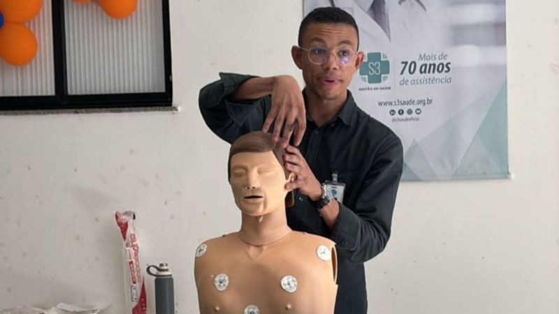 Profissionais do Hospital Municipal de Simões Filho participaram de capacitação em Suporte Básico de Vida (SBV) durante o mês de fevereiro. O treinamento reforça a segurança do paciente e qualifica as equipes para atuação rápida em casos de emergência, como parada cardiorrespiratória.